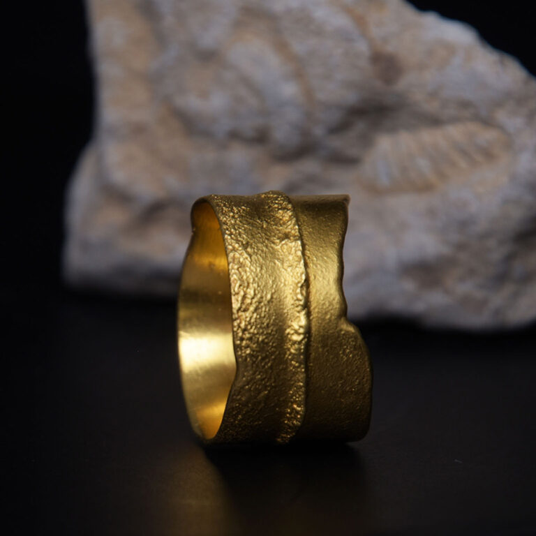 Goldener Mono-Ring von Melanie Nützel