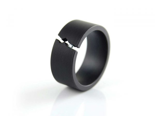 Ur-Sprungs Ring | Edelstahl schwarz mit Brillant 0,035ct