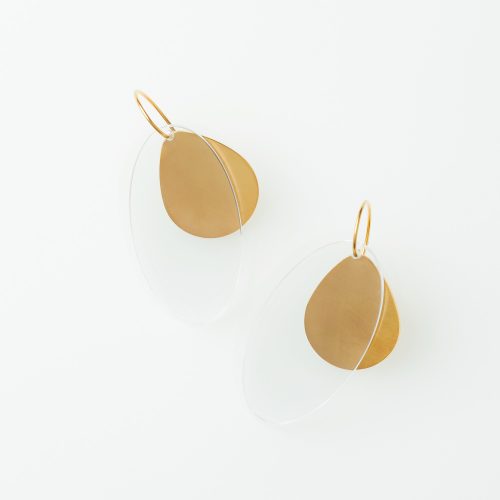 Das Bild zeigt tropfenförmige Ohrringe aus Gold mit einer durchsichtigen Acrylglasscheibe