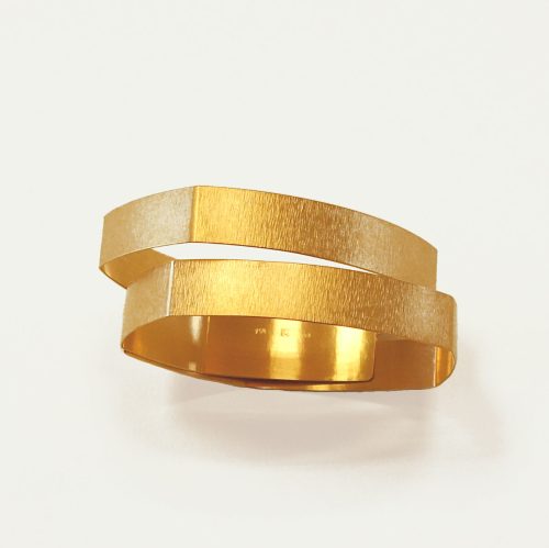 Tragwerki-Atelier-Bindernagel_Armreif-ZIEGEL-breit_750er-Gold-mittel_Foto-M